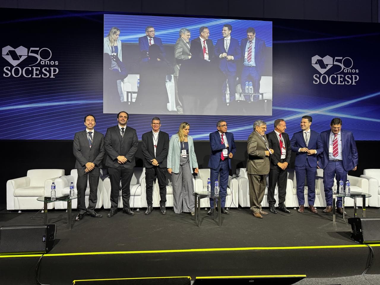 Presença na sociedade médica - Registro institucional com colegas cardiologistas no congresso.