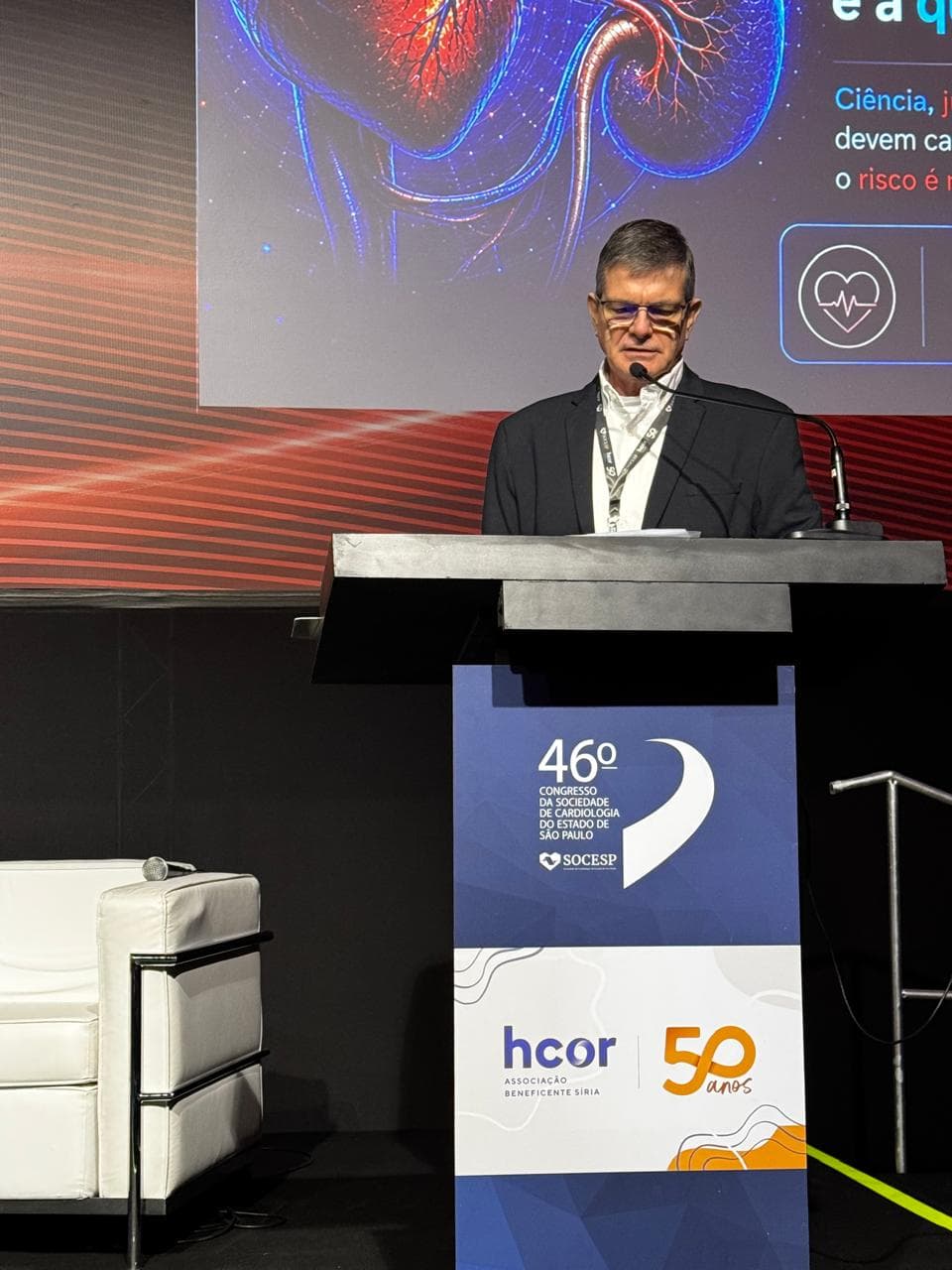Aula no Congresso SOCESP 2026 - Dr. Paulo Nogueira apresentando conteúdo científico em cardiologia.